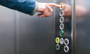 Cermin Di Lift