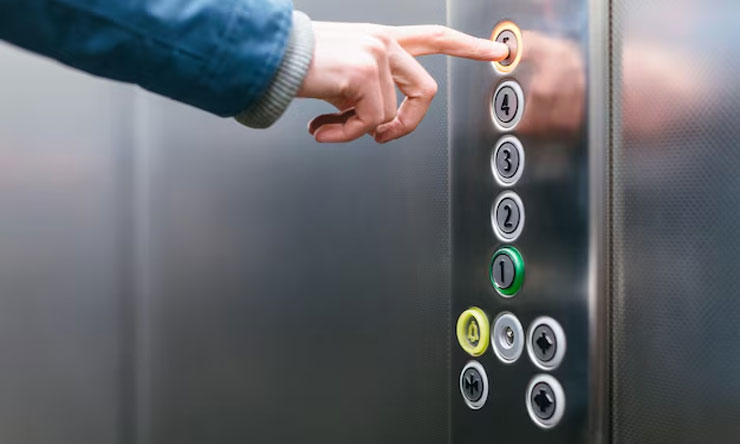 Cermin Di Lift